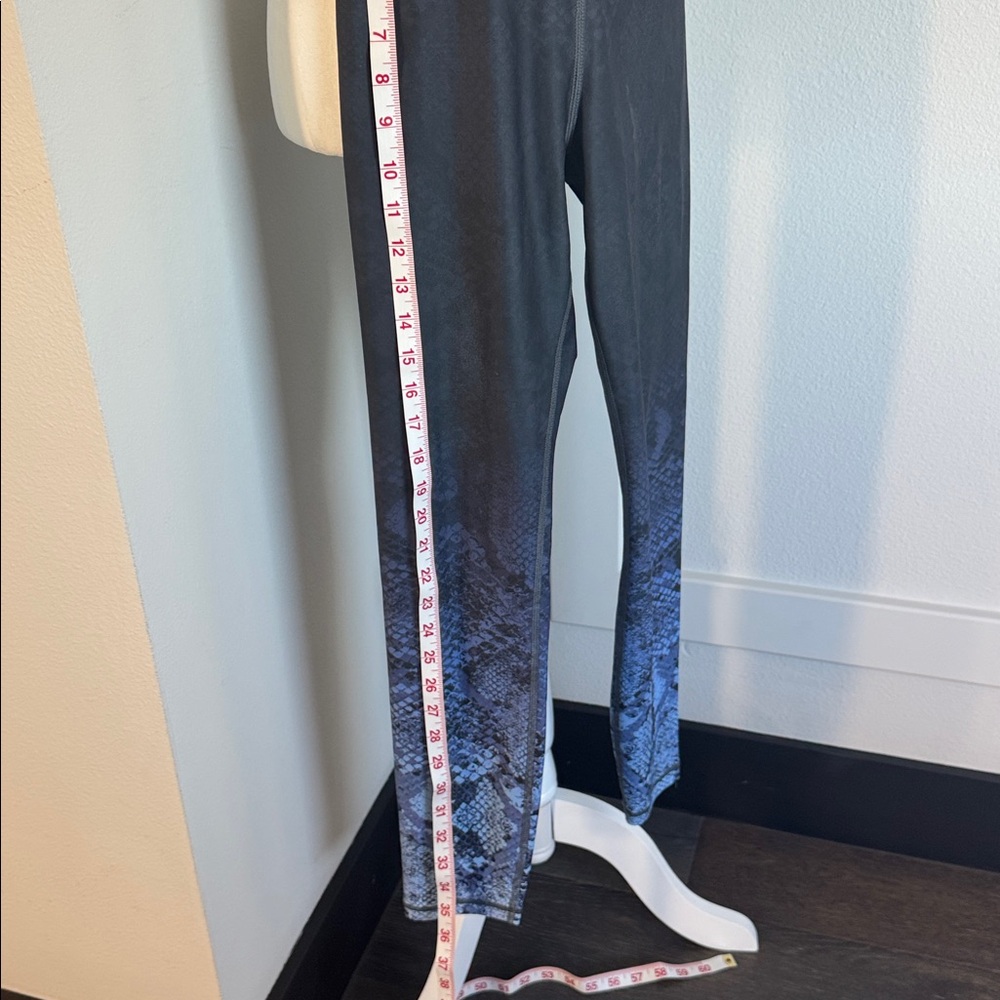 Carbon Snake Print Leggings - Picture 2 of 5